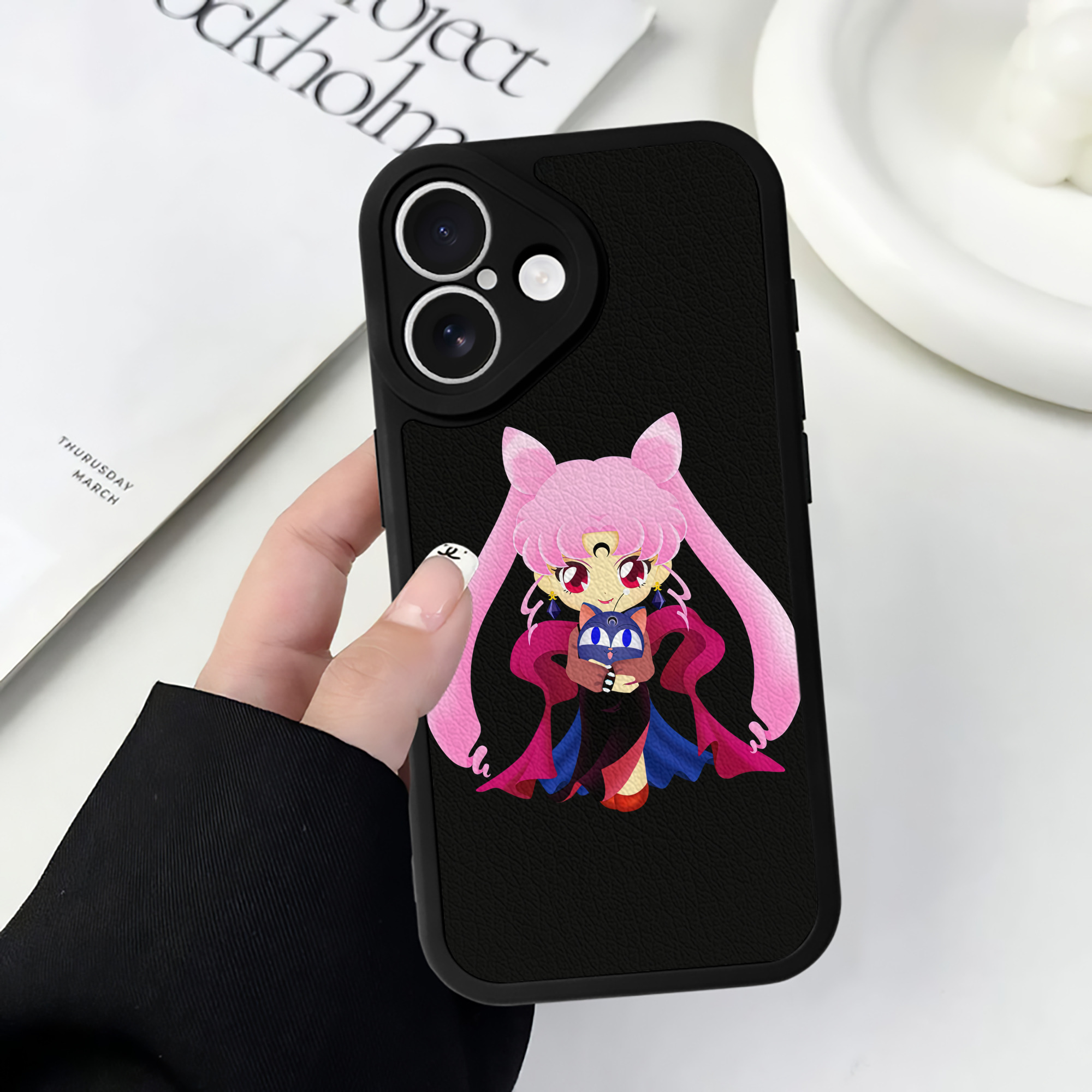 （画像用） 美少女戦士セーラームーン ちびうさ Sailor Moon Chibiusa Tsukino Usagi Small Lady Serenity 【iPhone 16シリーズ対応】シリコンスマホケース（レザー調） 材質：シリコン